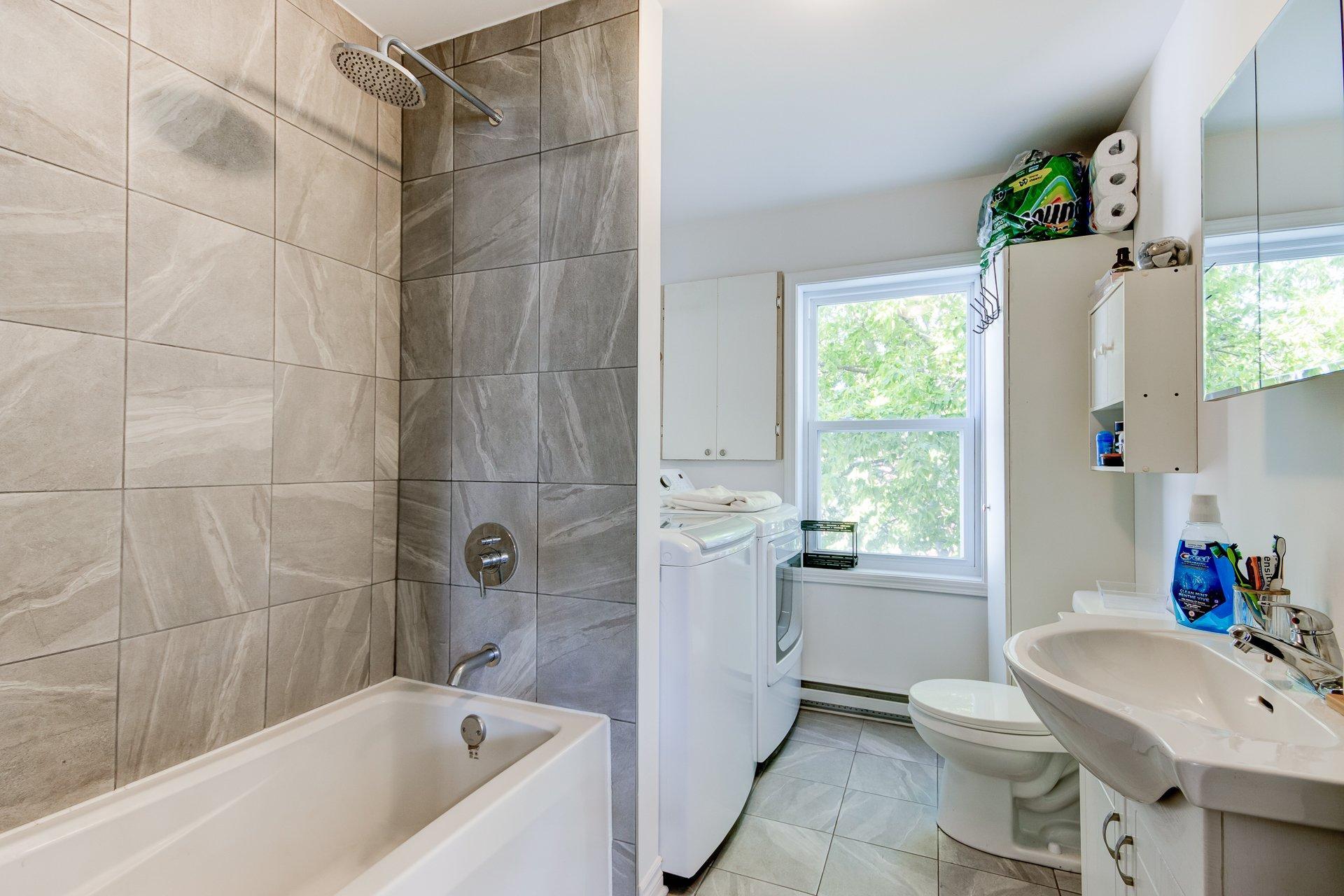 









16325

 - 16335


Av. St-Michel

,
Saint-Hyacinthe,




QC
J2T3S5

