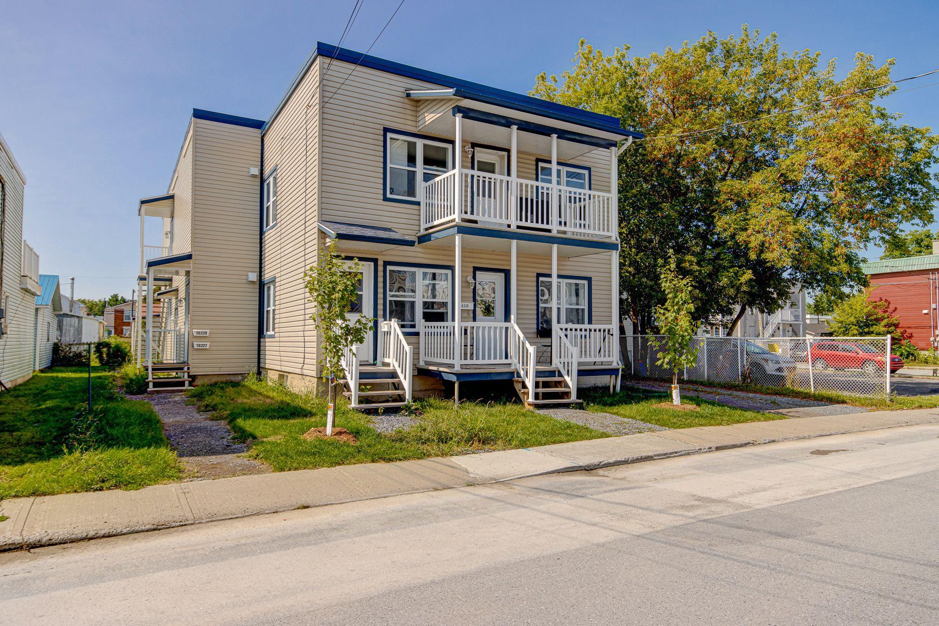 









16325

 - 16335


Av. St-Michel

,
Saint-Hyacinthe,




QC
J2T3S5

