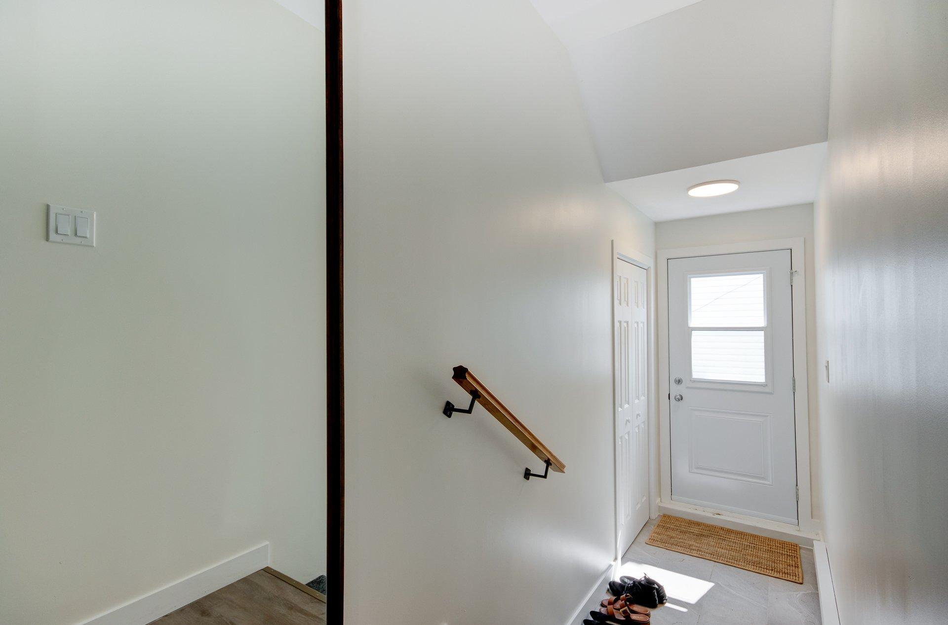 









16325

 - 16335


Av. St-Michel

,
Saint-Hyacinthe,




QC
J2T3S5

