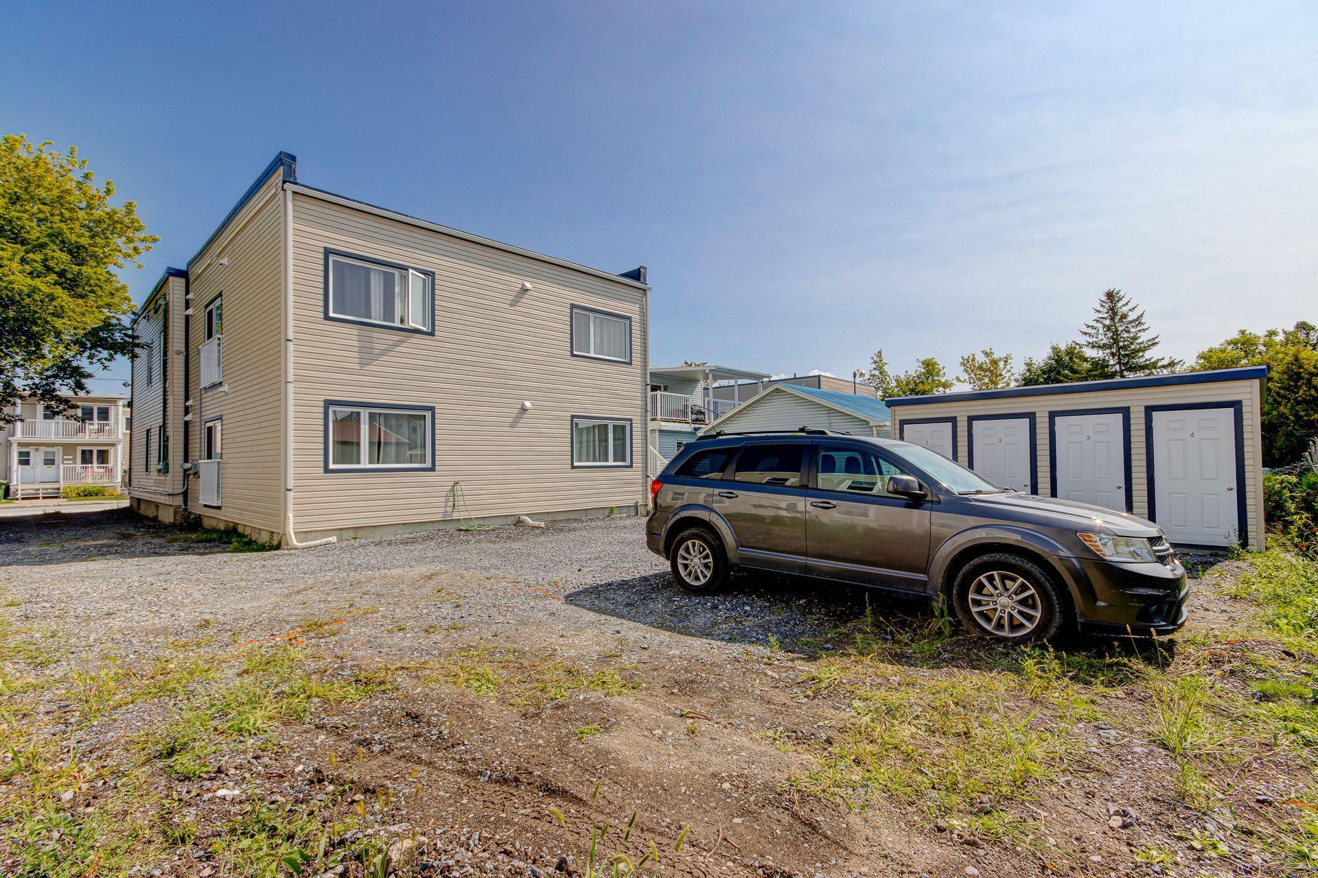 









16325

 - 16335


Av. St-Michel

,
Saint-Hyacinthe,




QC
J2T3S5

