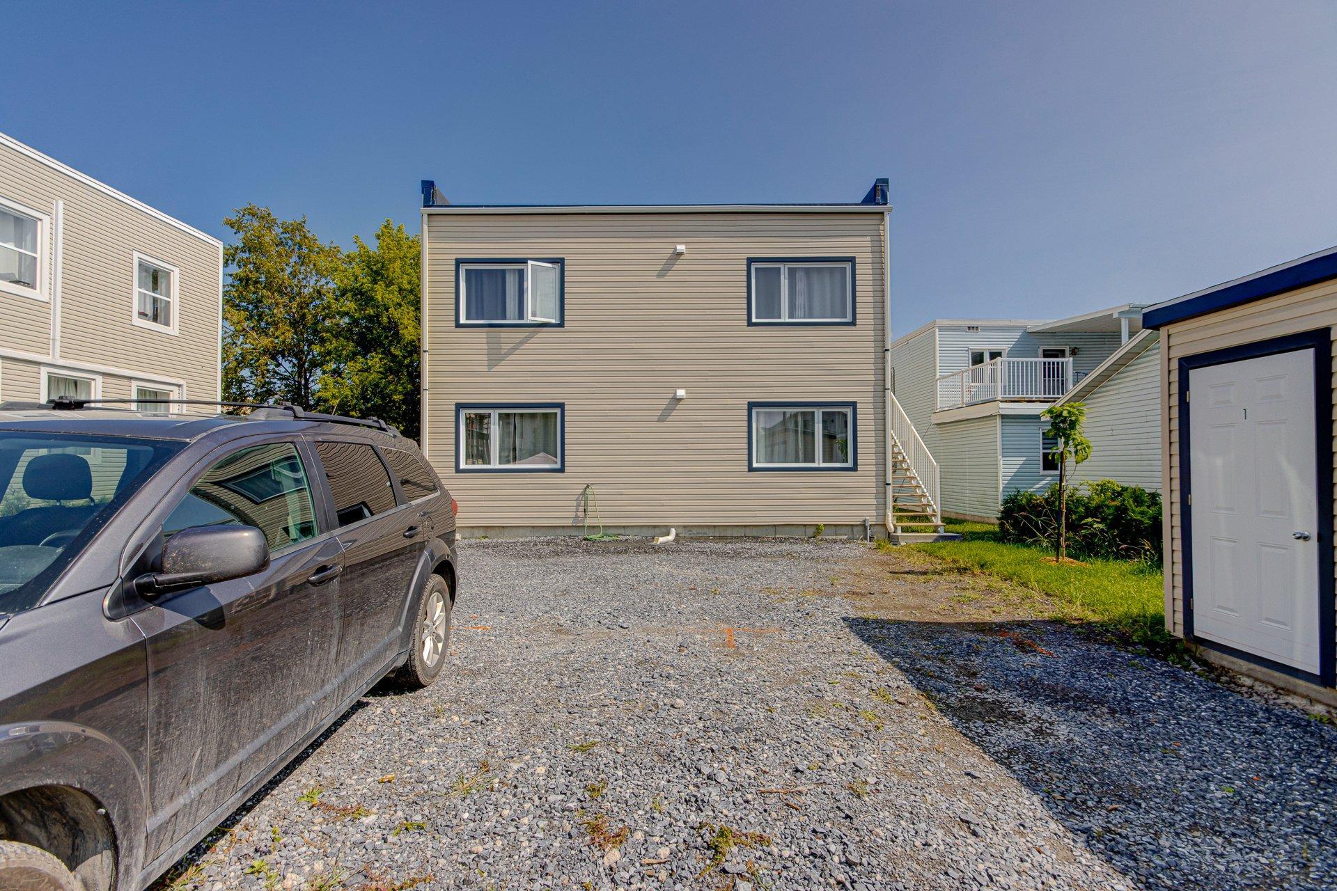 









16325

 - 16335


Av. St-Michel

,
Saint-Hyacinthe,




QC
J2T3S5

