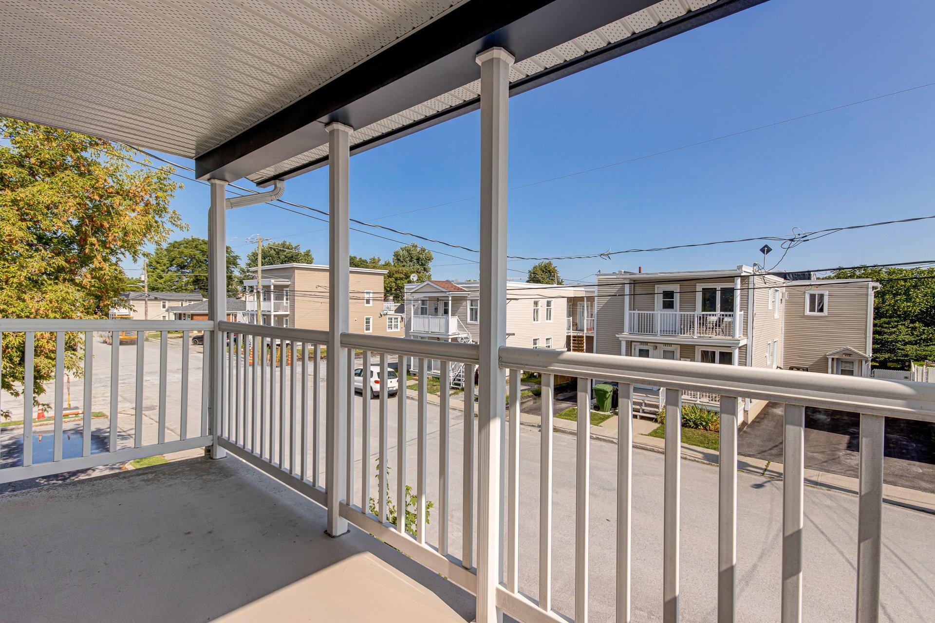 









16325

 - 16335


Av. St-Michel

,
Saint-Hyacinthe,




QC
J2T3S5

