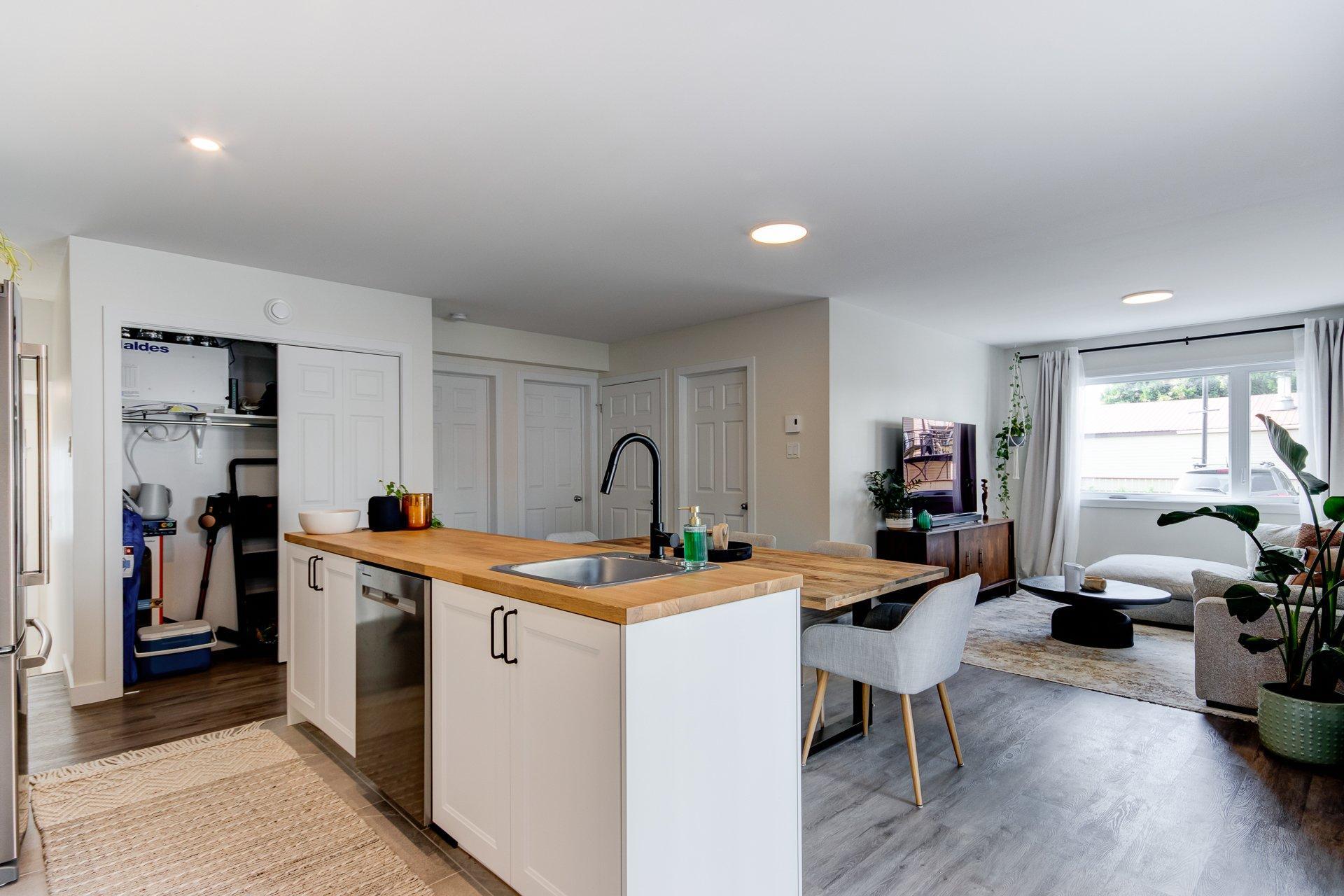 









16325

 - 16335


Av. St-Michel

,
Saint-Hyacinthe,




QC
J2T3S5

