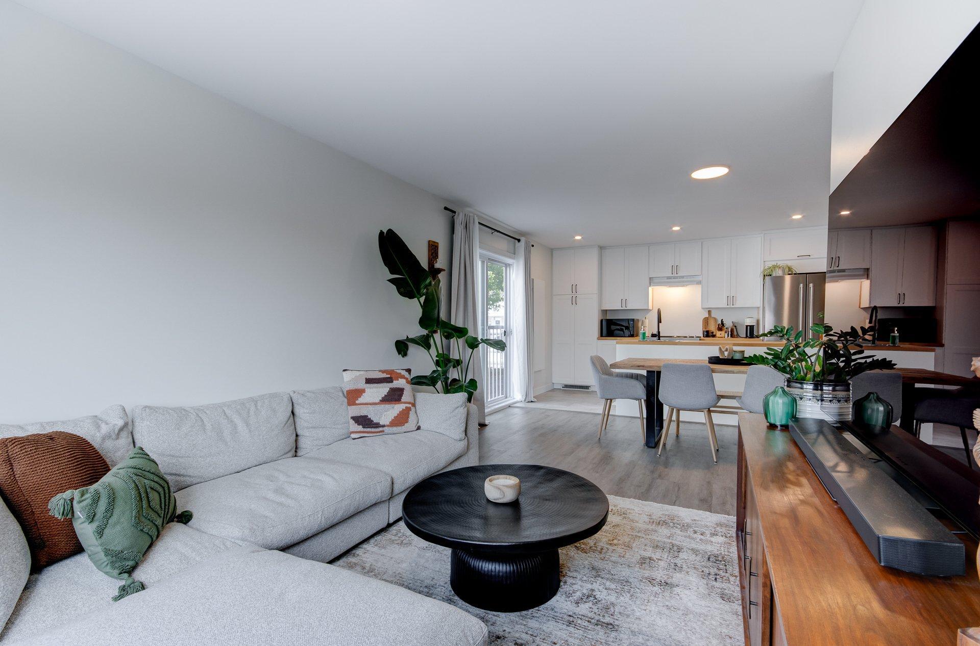 









16325

 - 16335


Av. St-Michel

,
Saint-Hyacinthe,




QC
J2T3S5

