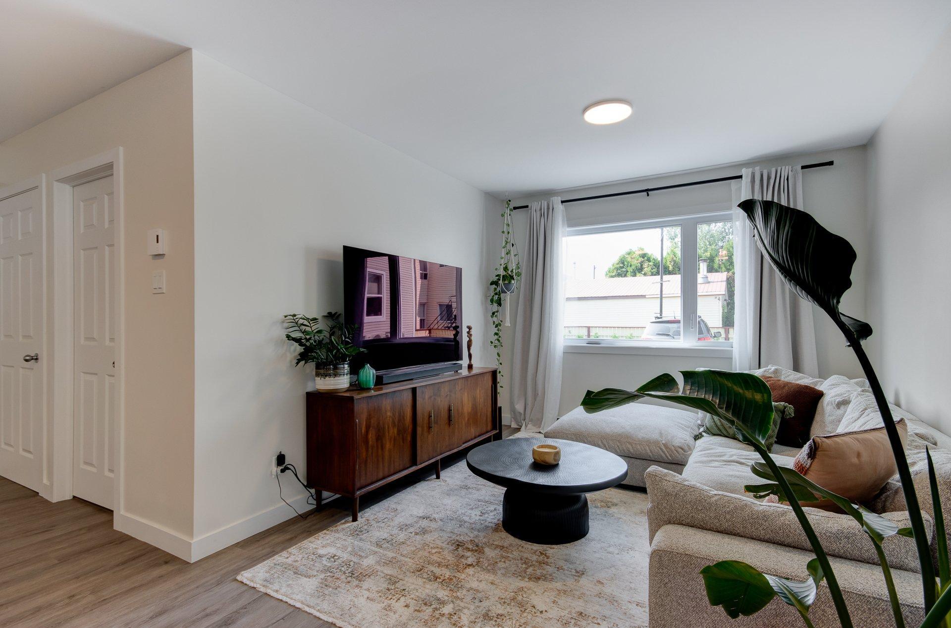 









16325

 - 16335


Av. St-Michel

,
Saint-Hyacinthe,




QC
J2T3S5

