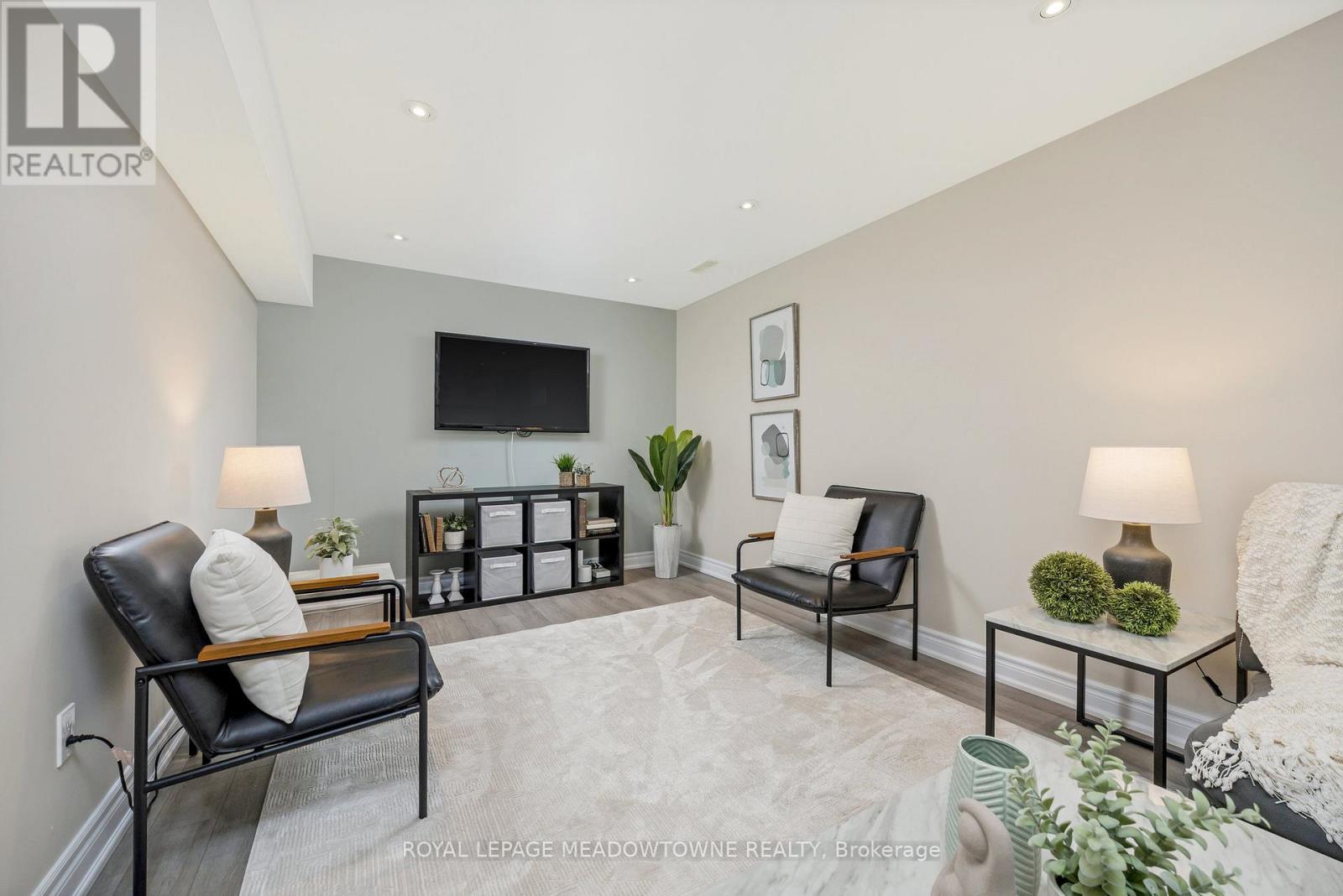 












324 SEVERN DRIVE

,
Guelph,




Ontario
N1E0E9

