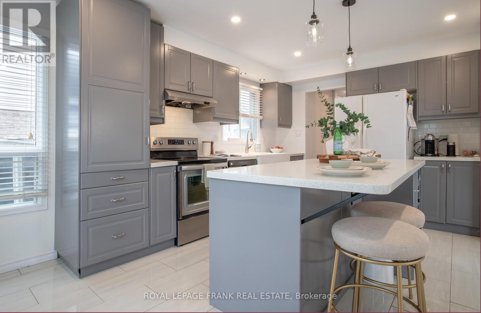 












22 WINDHAM CRESCENT

,
Clarington (Courtice),




Ontario
L1E1Y7

