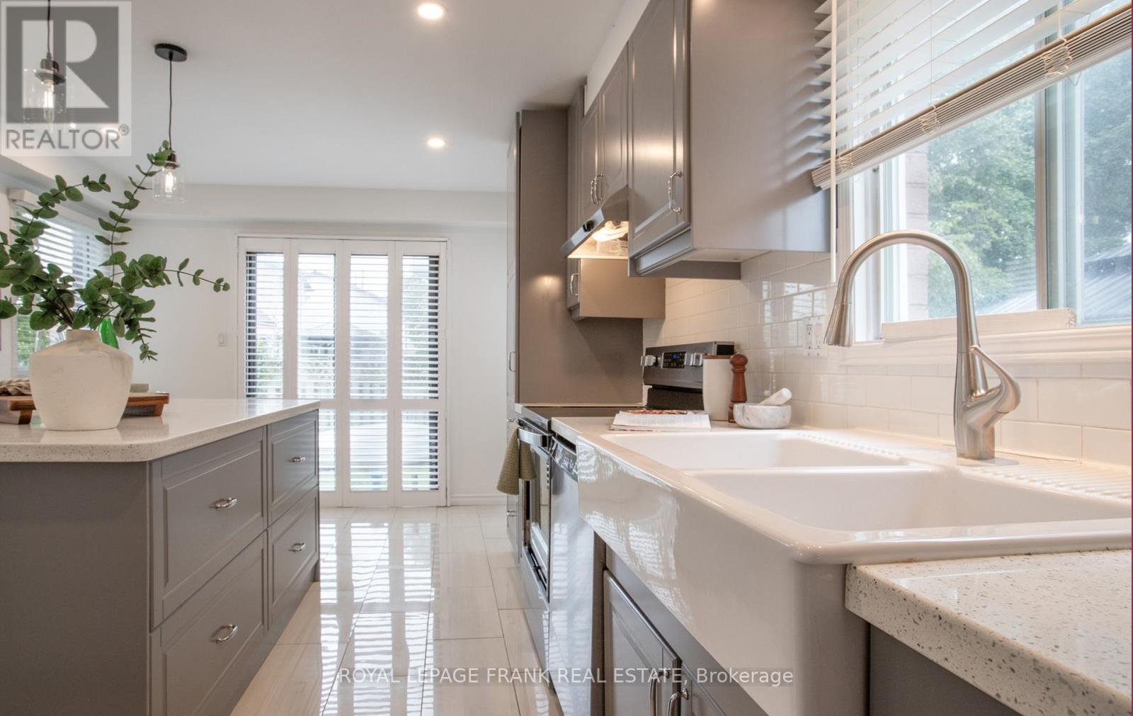 












22 WINDHAM CRESCENT

,
Clarington (Courtice),




Ontario
L1E1Y7


