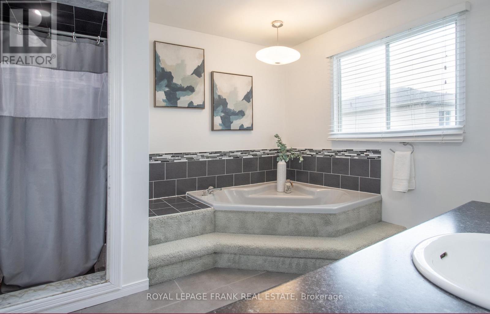 












22 WINDHAM CRESCENT

,
Clarington (Courtice),




Ontario
L1E1Y7

