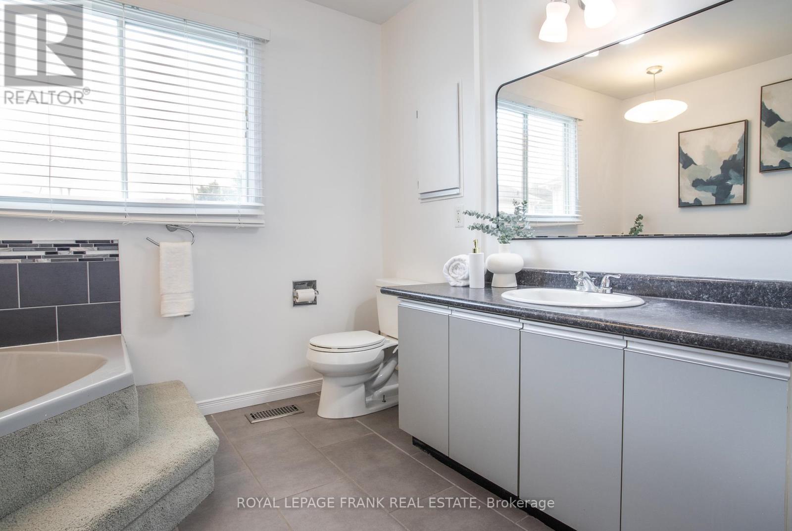 












22 WINDHAM CRESCENT

,
Clarington (Courtice),




Ontario
L1E1Y7


