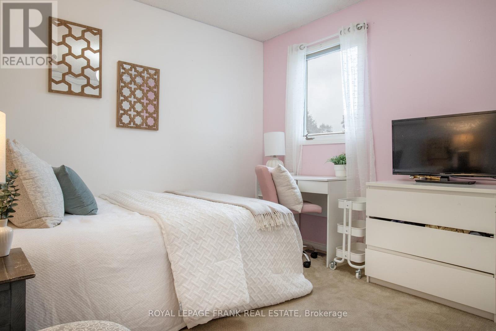 












22 WINDHAM CRESCENT

,
Clarington (Courtice),




Ontario
L1E1Y7

