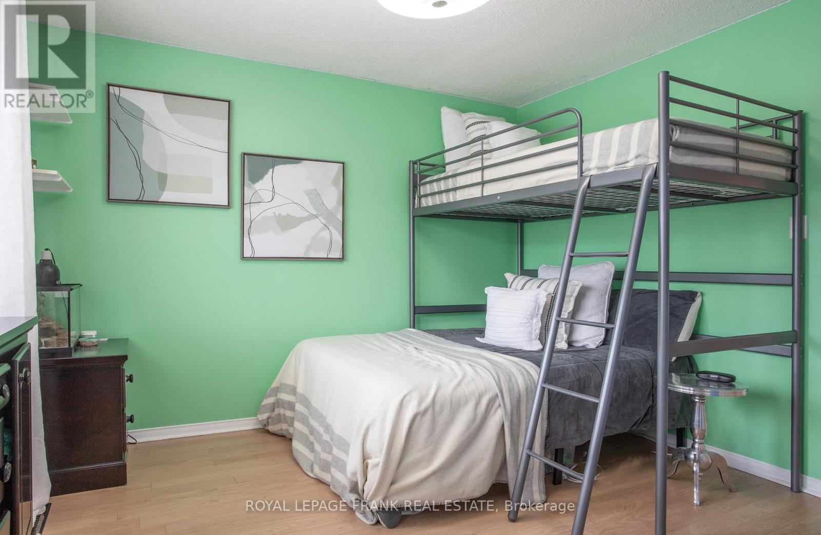 












22 WINDHAM CRESCENT

,
Clarington (Courtice),




Ontario
L1E1Y7

