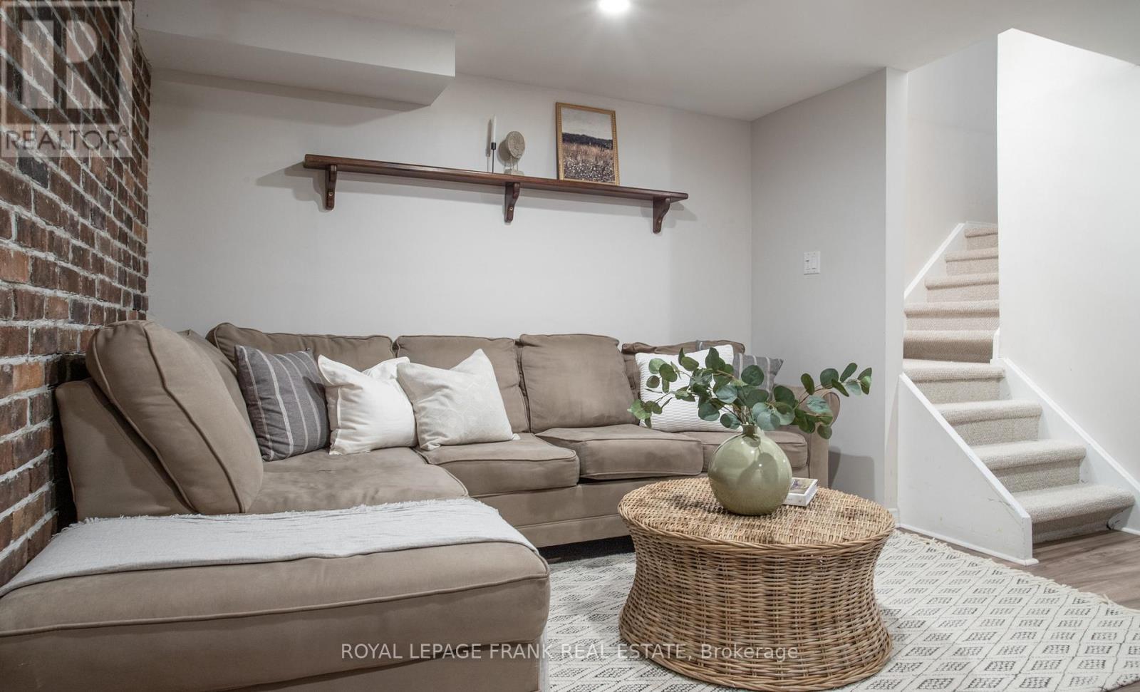 












22 WINDHAM CRESCENT

,
Clarington (Courtice),




Ontario
L1E1Y7

