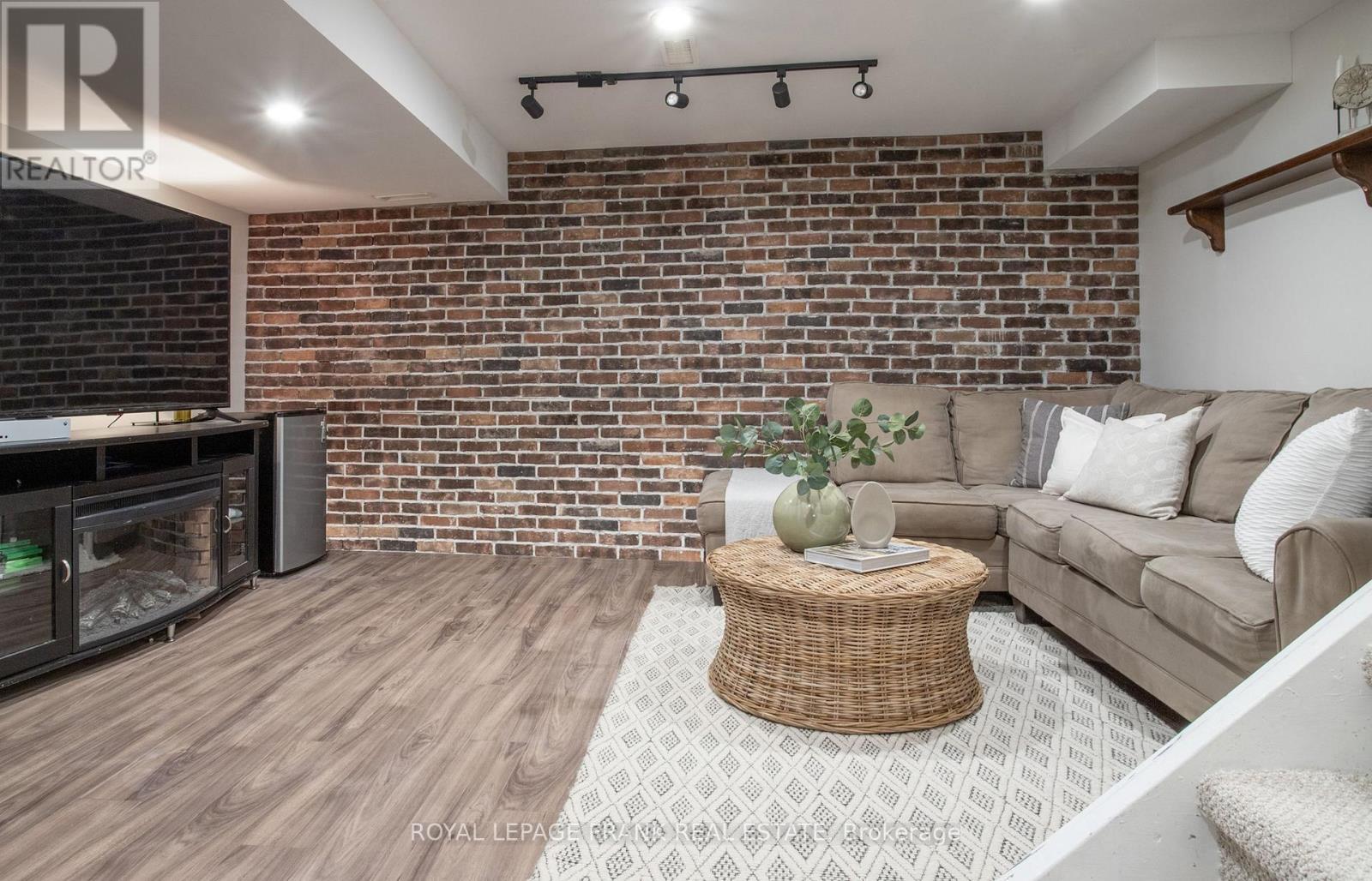 












22 WINDHAM CRESCENT

,
Clarington (Courtice),




Ontario
L1E1Y7


