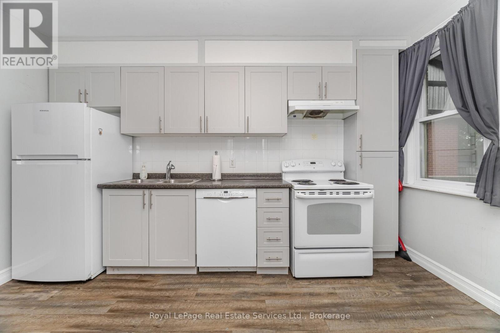 












21 PAISLEY AVENUE S

,
Hamilton (Westdale),




Ontario
L8S1T8

