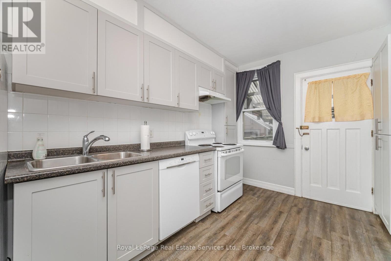 












21 PAISLEY AVENUE S

,
Hamilton (Westdale),




Ontario
L8S1T8

