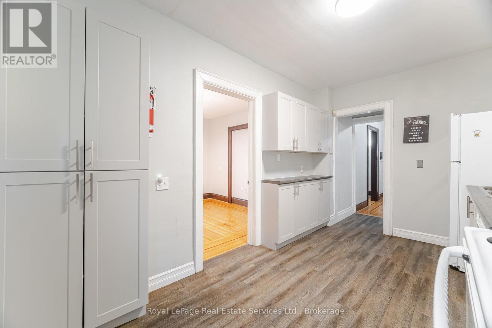 












21 PAISLEY AVENUE S

,
Hamilton (Westdale),




Ontario
L8S1T8

