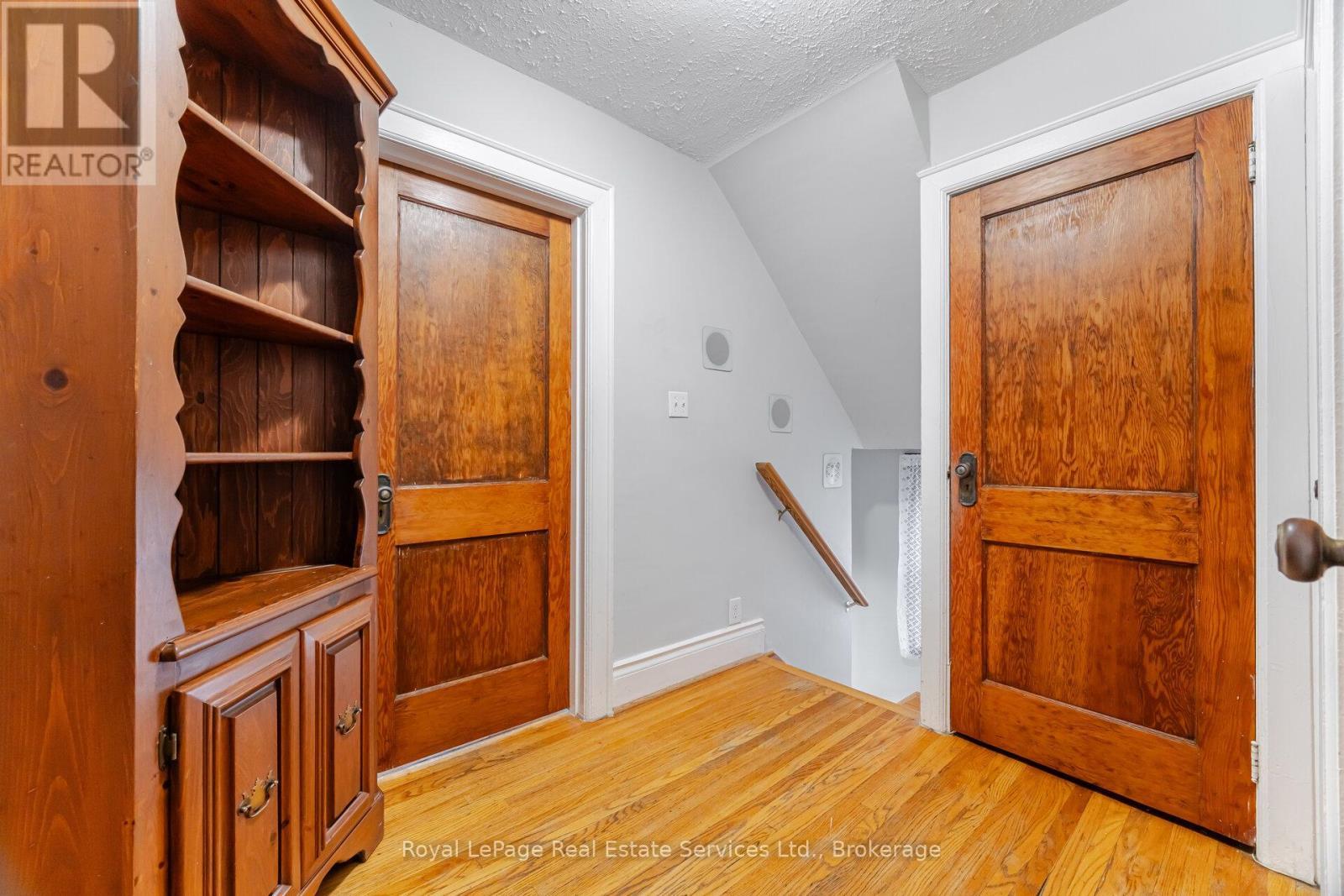 












21 PAISLEY AVENUE S

,
Hamilton (Westdale),




Ontario
L8S1T8

