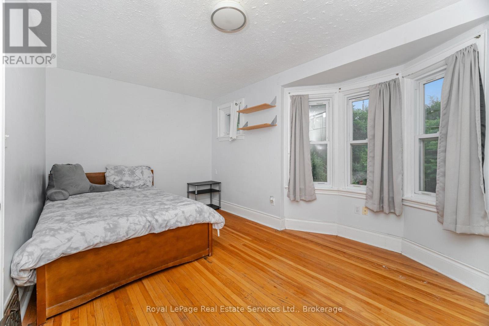 












21 PAISLEY AVENUE S

,
Hamilton (Westdale),




Ontario
L8S1T8

