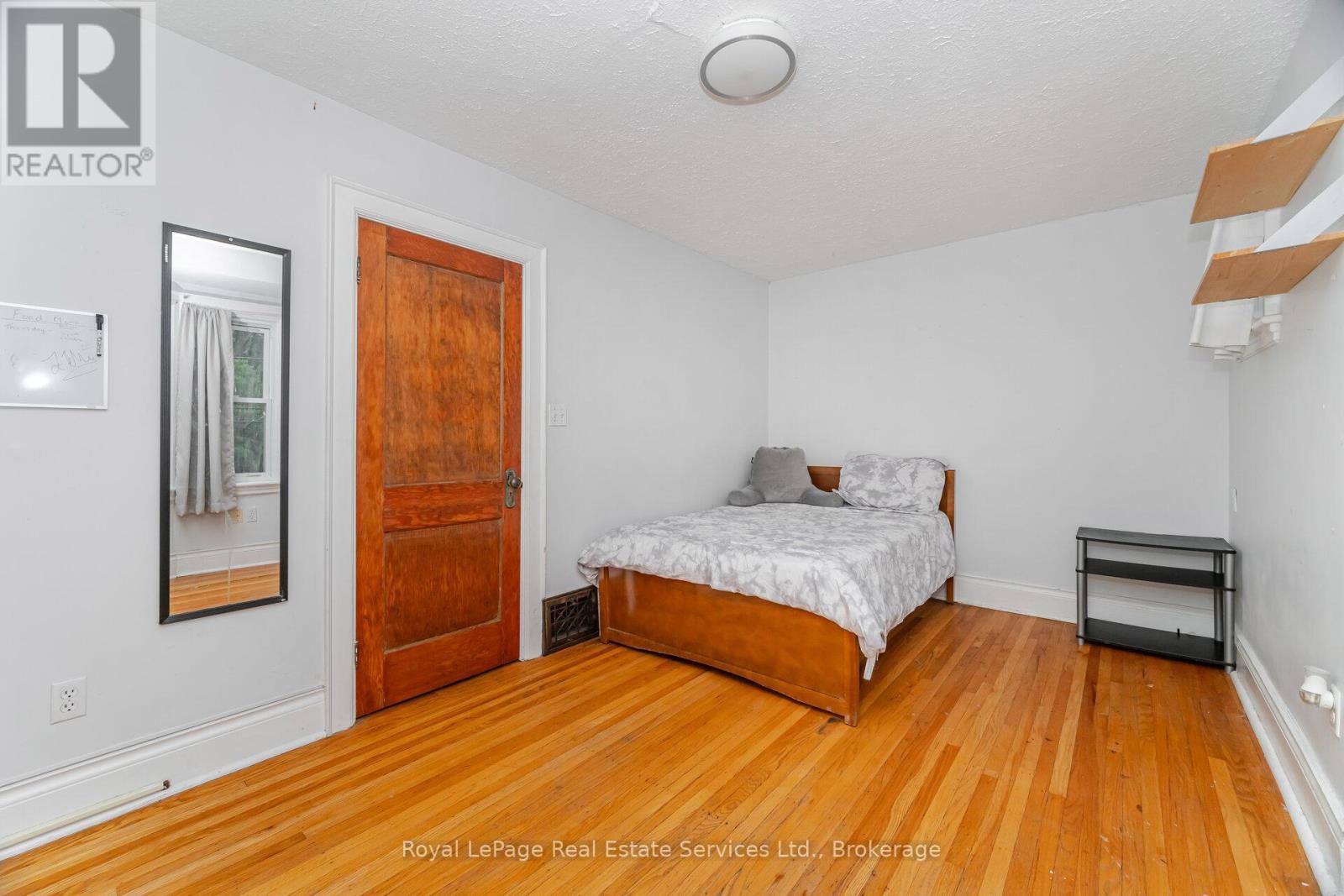 












21 PAISLEY AVENUE S

,
Hamilton (Westdale),




Ontario
L8S1T8

