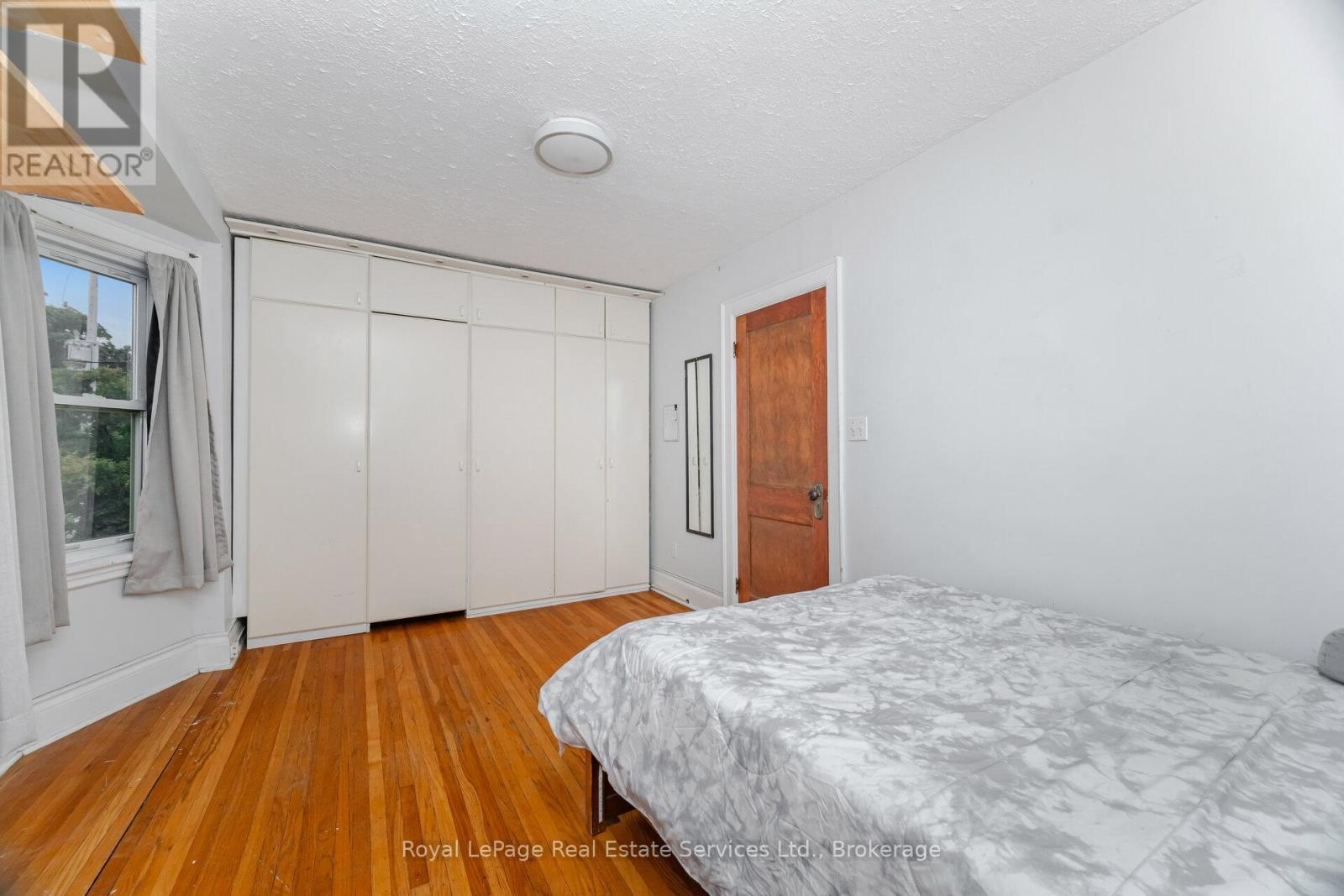 












21 PAISLEY AVENUE S

,
Hamilton (Westdale),




Ontario
L8S1T8


