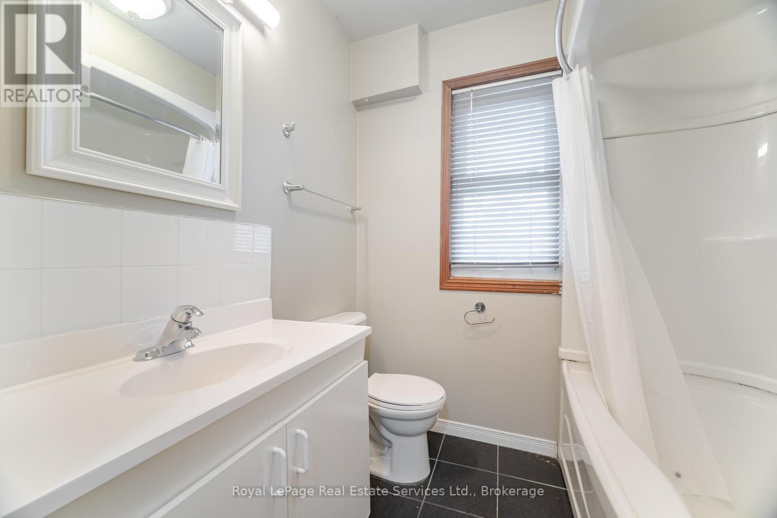 












21 PAISLEY AVENUE S

,
Hamilton (Westdale),




Ontario
L8S1T8

