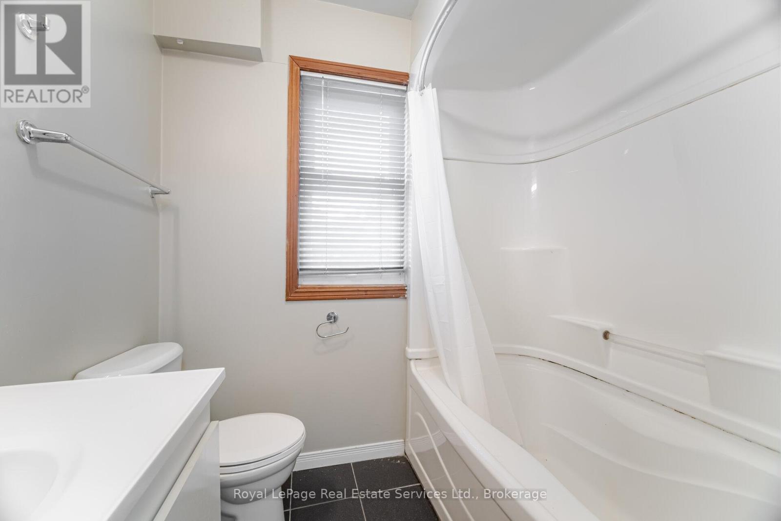 












21 PAISLEY AVENUE S

,
Hamilton (Westdale),




Ontario
L8S1T8

