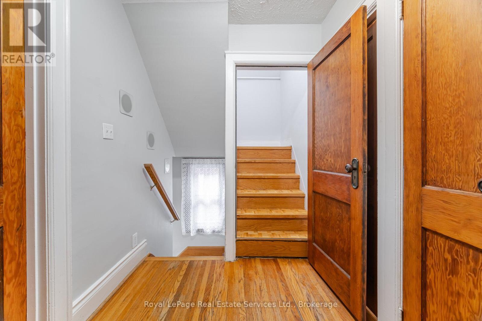 












21 PAISLEY AVENUE S

,
Hamilton (Westdale),




Ontario
L8S1T8


