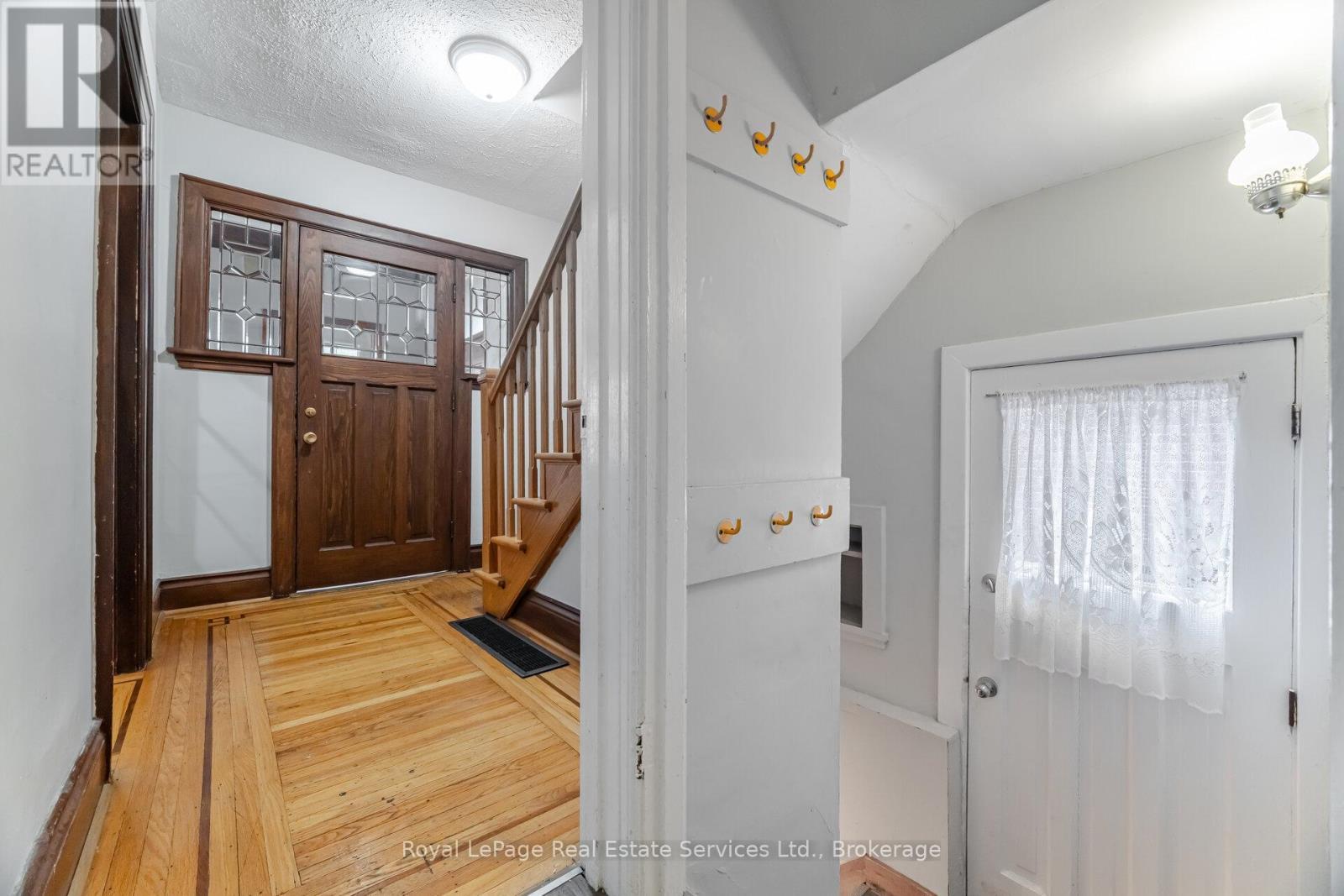 












21 PAISLEY AVENUE S

,
Hamilton (Westdale),




Ontario
L8S1T8

