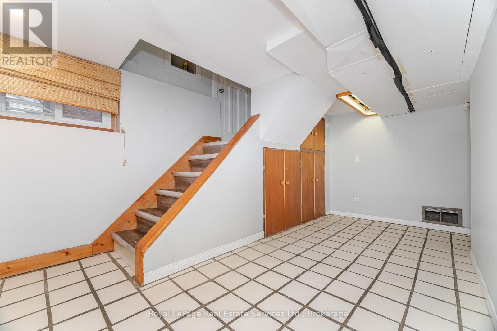 












21 PAISLEY AVENUE S

,
Hamilton (Westdale),




Ontario
L8S1T8

