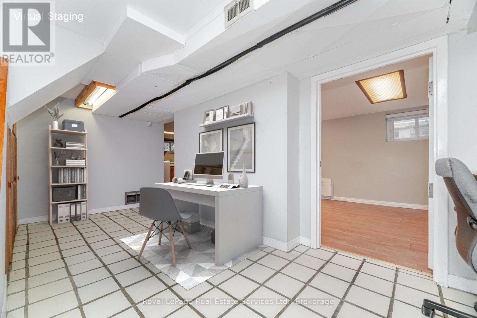 












21 PAISLEY AVENUE S

,
Hamilton (Westdale),




Ontario
L8S1T8

