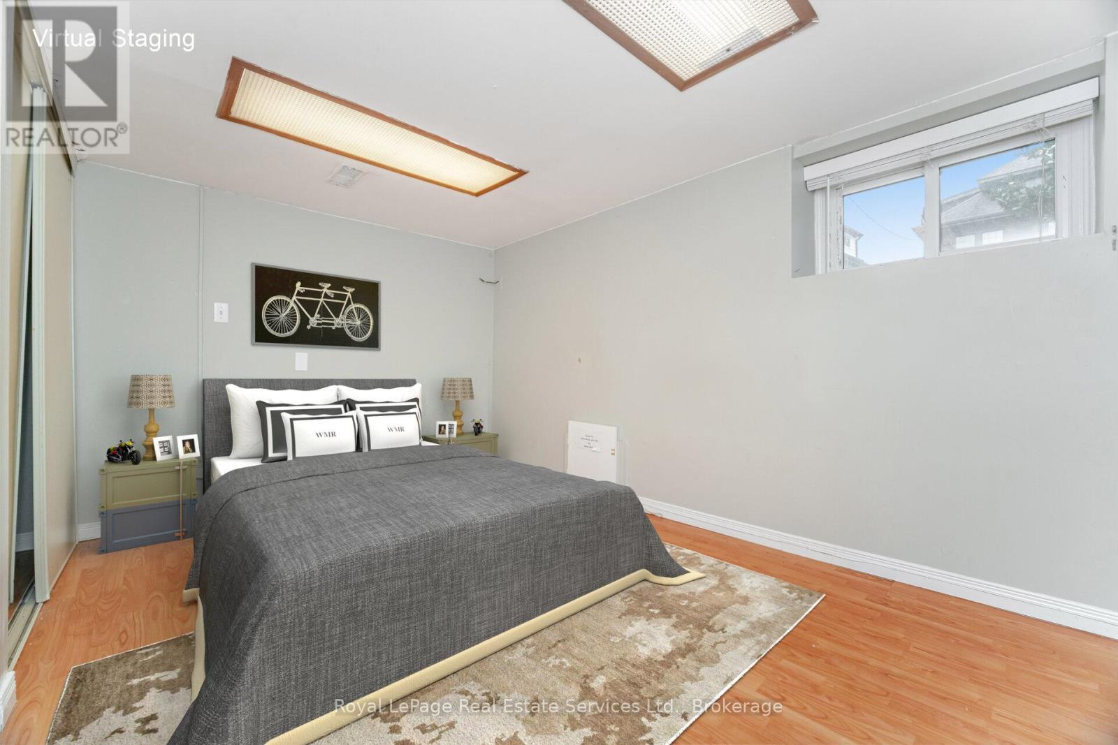 












21 PAISLEY AVENUE S

,
Hamilton (Westdale),




Ontario
L8S1T8

