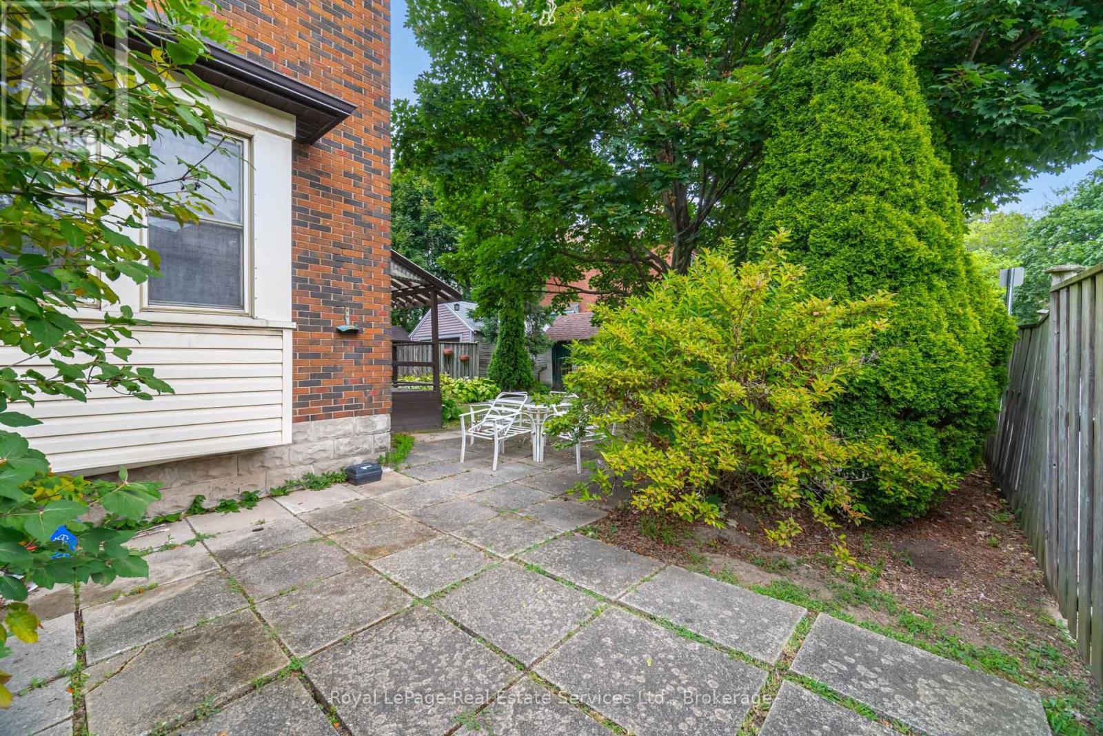 












21 PAISLEY AVENUE S

,
Hamilton (Westdale),




Ontario
L8S1T8

