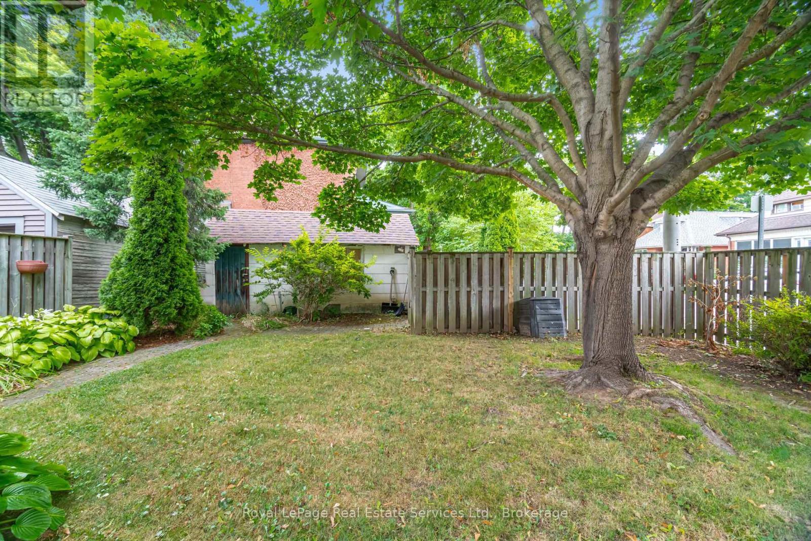 












21 PAISLEY AVENUE S

,
Hamilton (Westdale),




Ontario
L8S1T8

