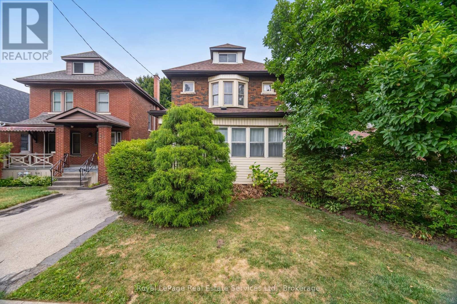 












21 PAISLEY AVENUE S

,
Hamilton (Westdale),




Ontario
L8S1T8

