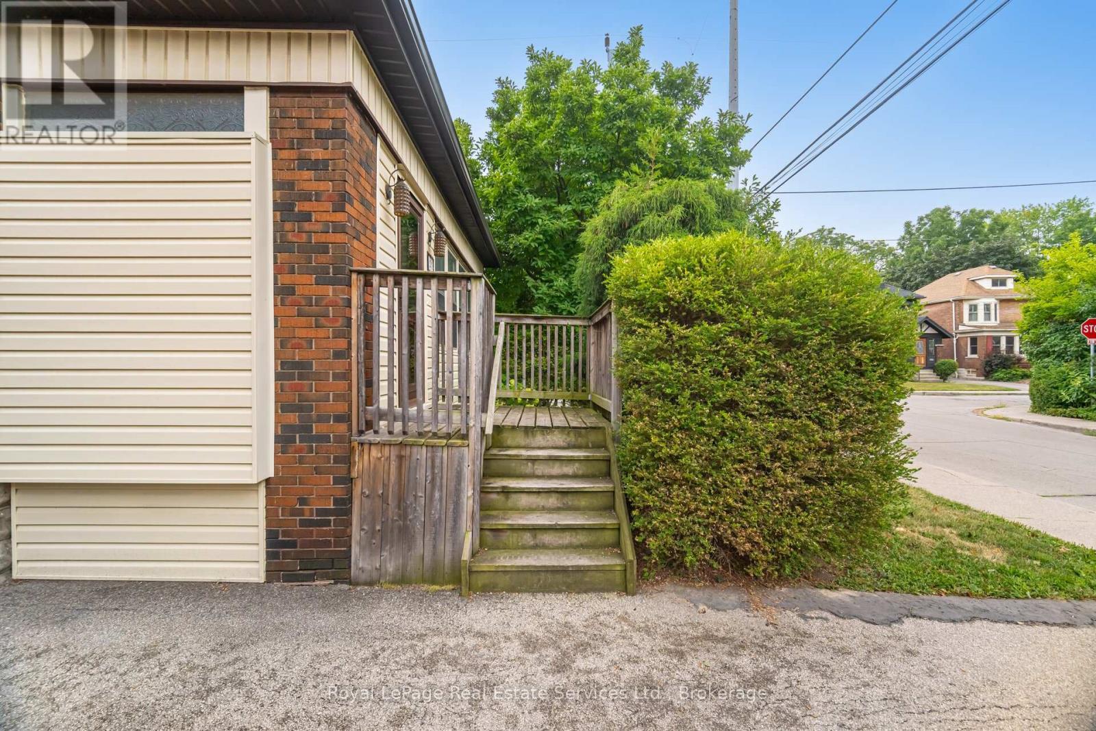 












21 PAISLEY AVENUE S

,
Hamilton (Westdale),




Ontario
L8S1T8

