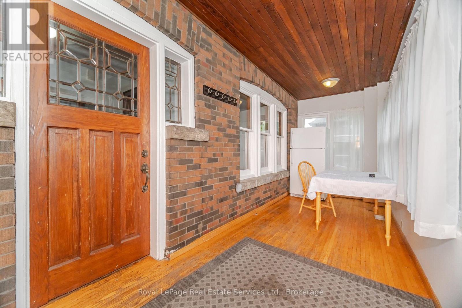 












21 PAISLEY AVENUE S

,
Hamilton (Westdale),




Ontario
L8S1T8

