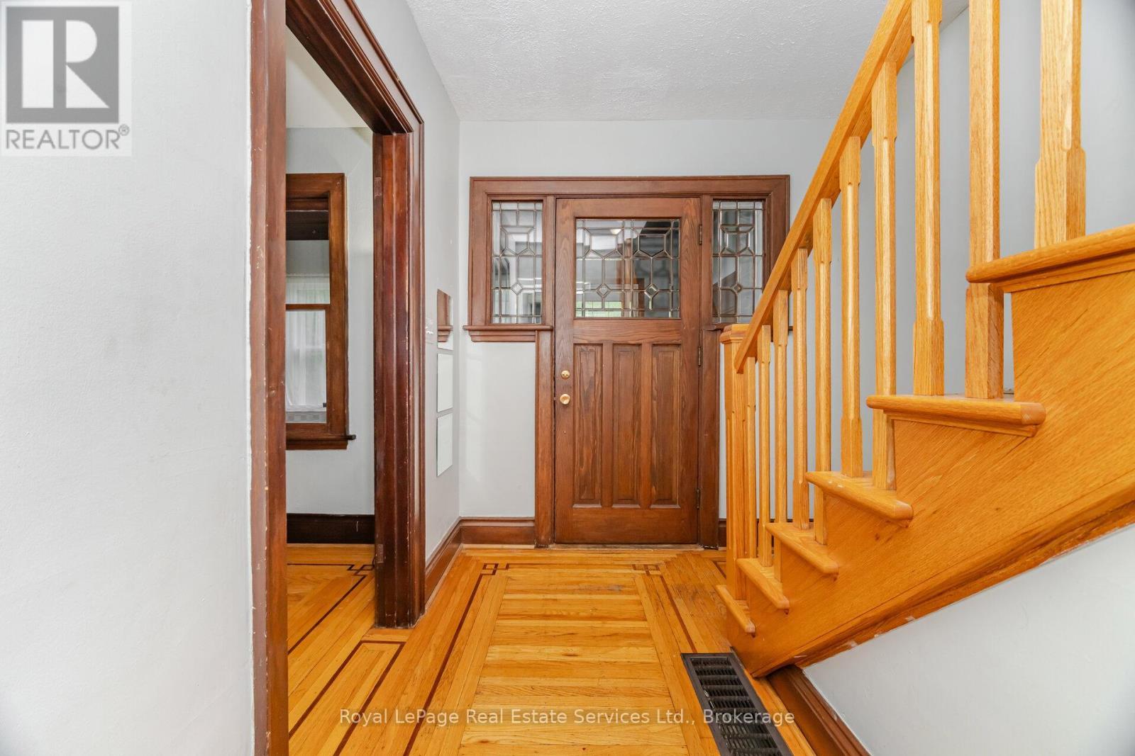 












21 PAISLEY AVENUE S

,
Hamilton (Westdale),




Ontario
L8S1T8

