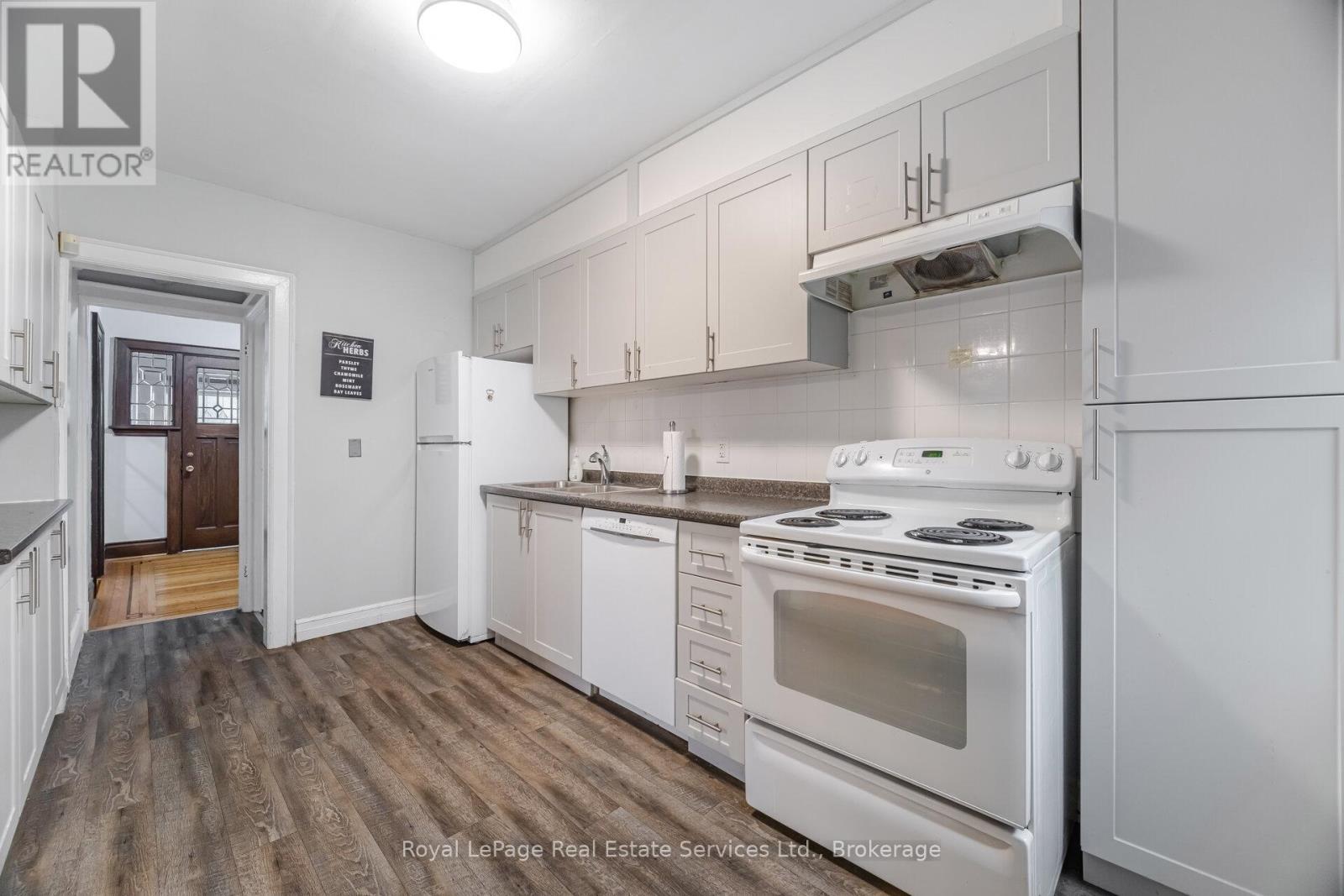 












21 PAISLEY AVENUE S

,
Hamilton (Westdale),




Ontario
L8S1T8

