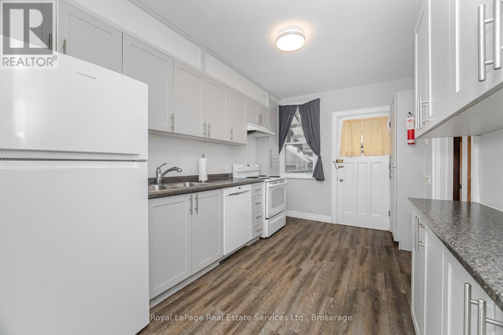 












21 PAISLEY AVENUE S

,
Hamilton (Westdale),




Ontario
L8S1T8

