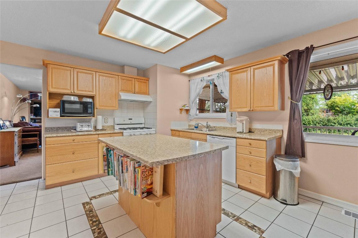 









616


Decosmos

Road,
Vernon,




BC
V1B 3A9

