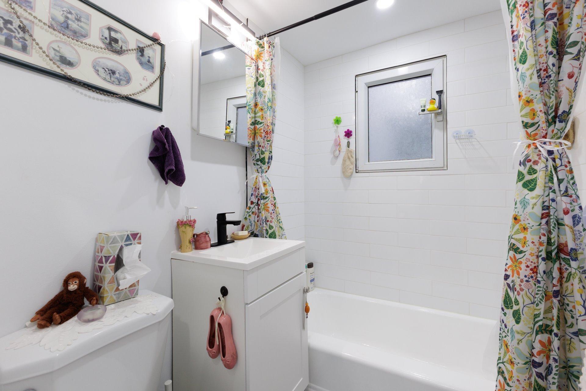 









6540


Av. Wilderton

, 16,
Montréal (Côte-des-Neiges/Notre-Dame-de-Grâce),




QC
H3T1R9

