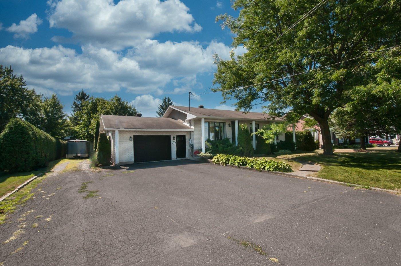 









1237


Ch. du Clocher

,
Saint-Jean-sur-Richelieu,




QC
J2Y1A4

