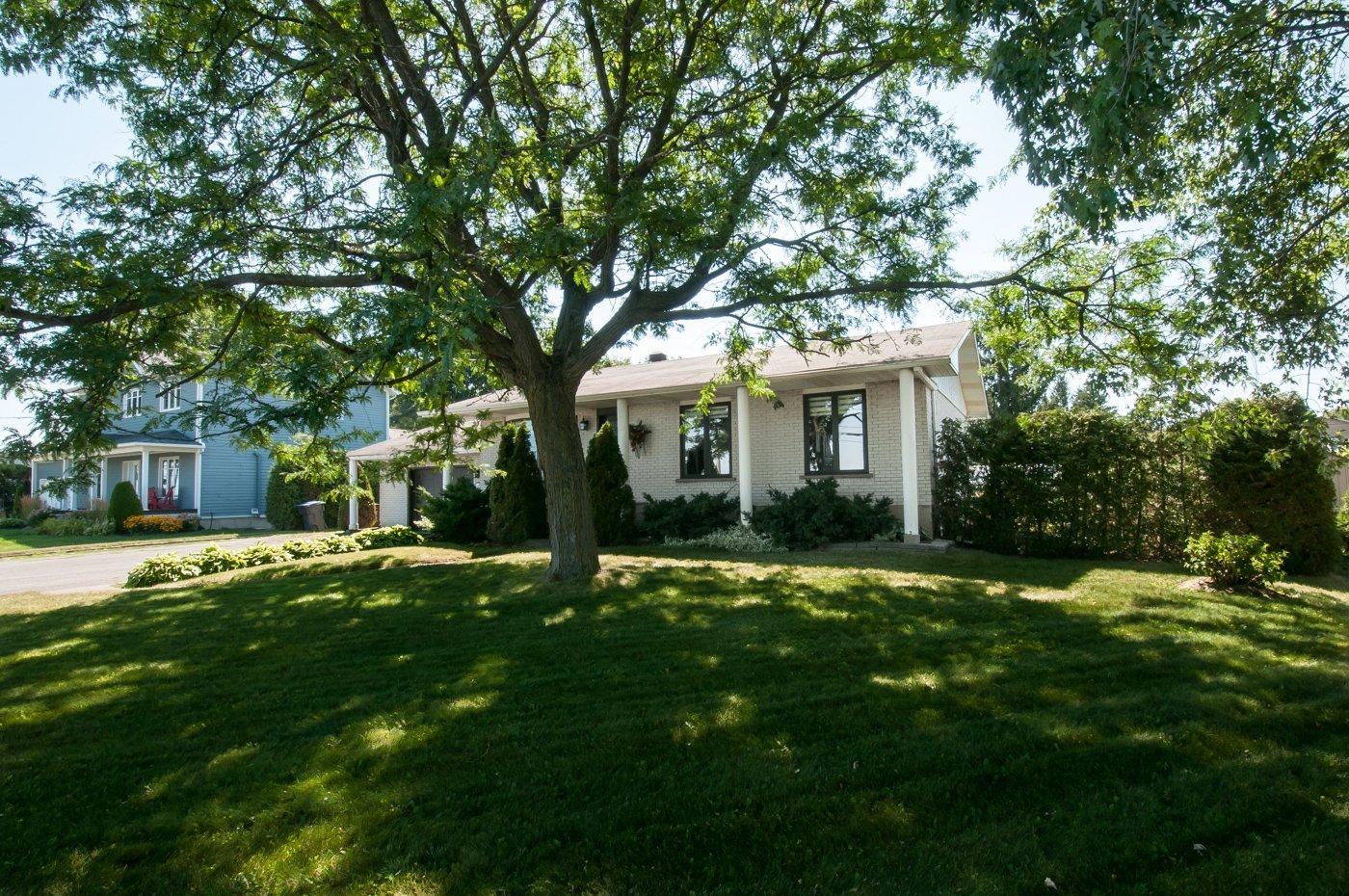 









1237


Ch. du Clocher

,
Saint-Jean-sur-Richelieu,




QC
J2Y1A4

