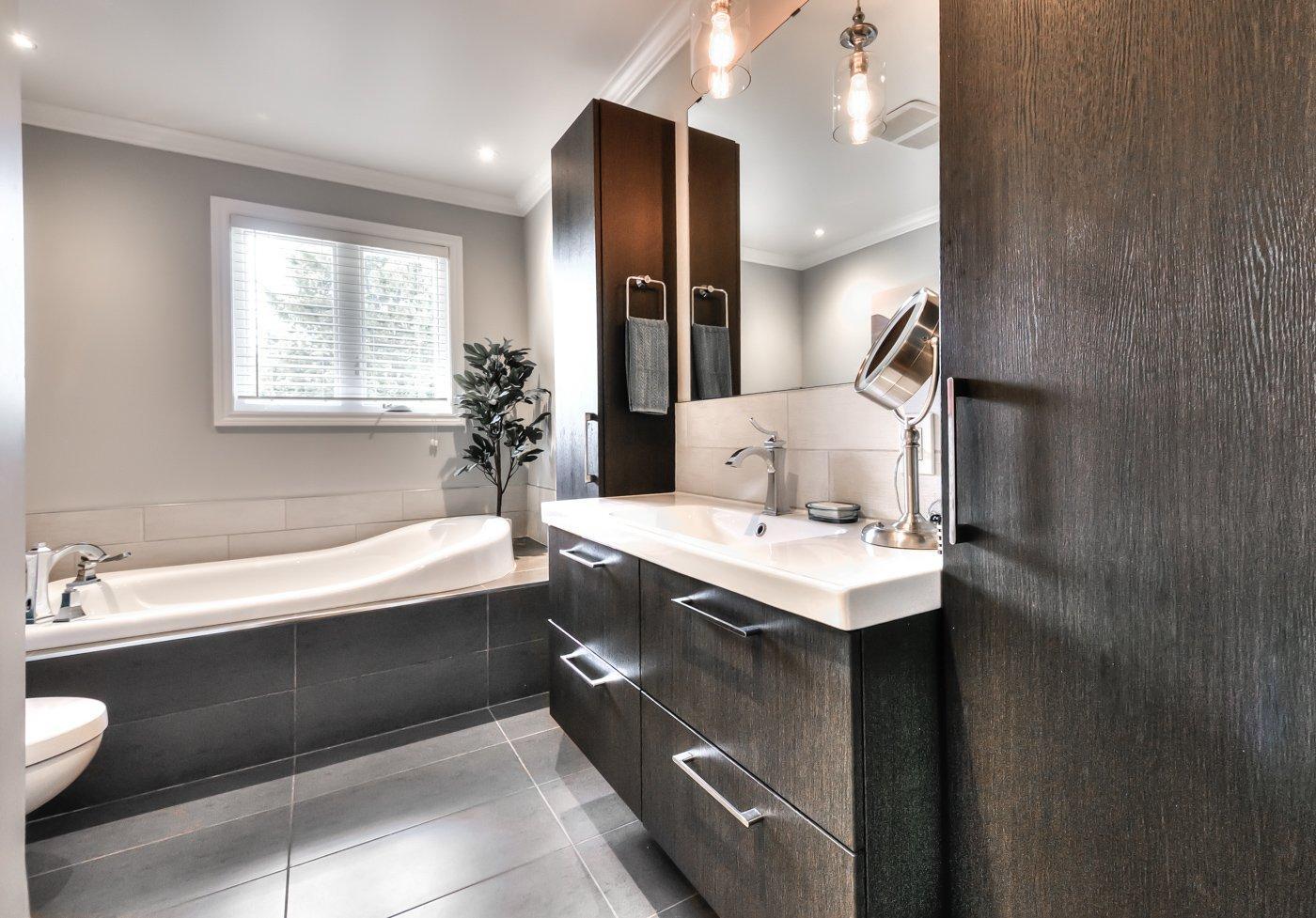 









1237


Ch. du Clocher

,
Saint-Jean-sur-Richelieu,




QC
J2Y1A4

