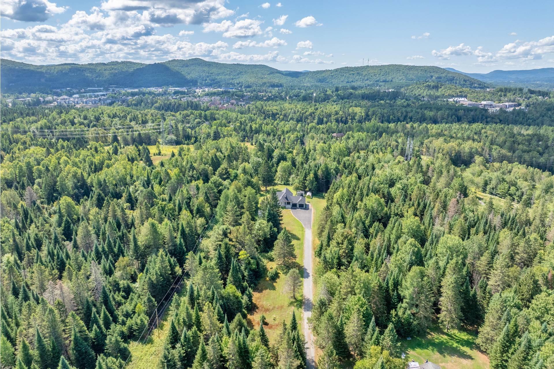 









535


Rue Émond

,
Mont-Tremblant,




QC
J8E2M4

