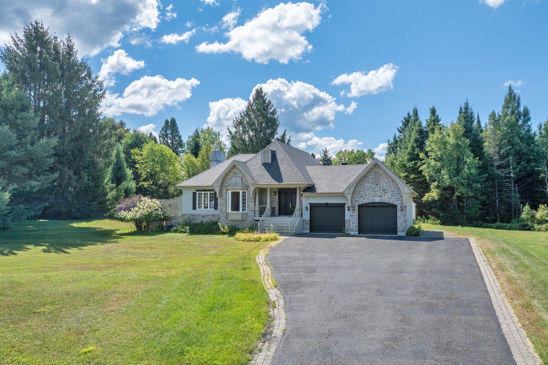 









535


Rue Émond

,
Mont-Tremblant,




QC
J8E2M4

