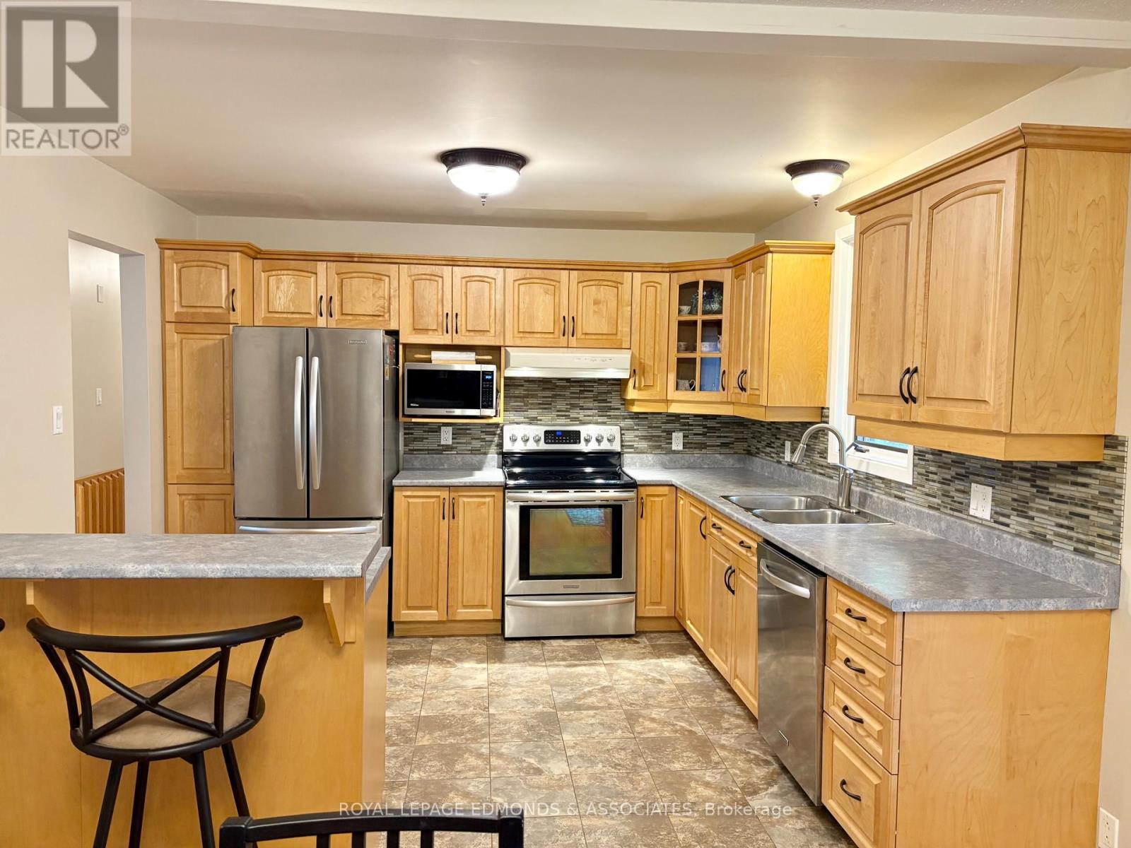 












19 SELLEY STREET

,
Petawawa,




Ontario
K8H3G9

