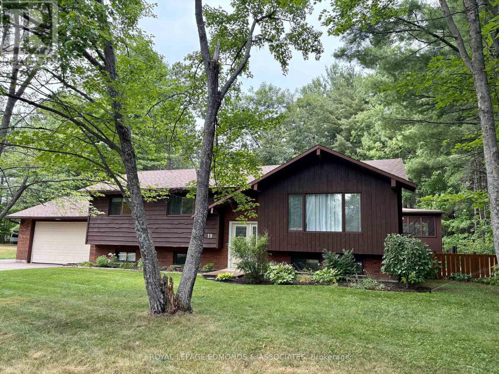 












19 SELLEY STREET

,
Petawawa,




Ontario
K8H3G9

