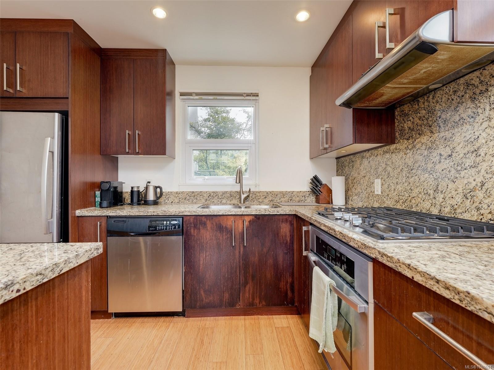 









379


TYEE

Rd, 101,
Victoria,




BC
V9A 0B4

